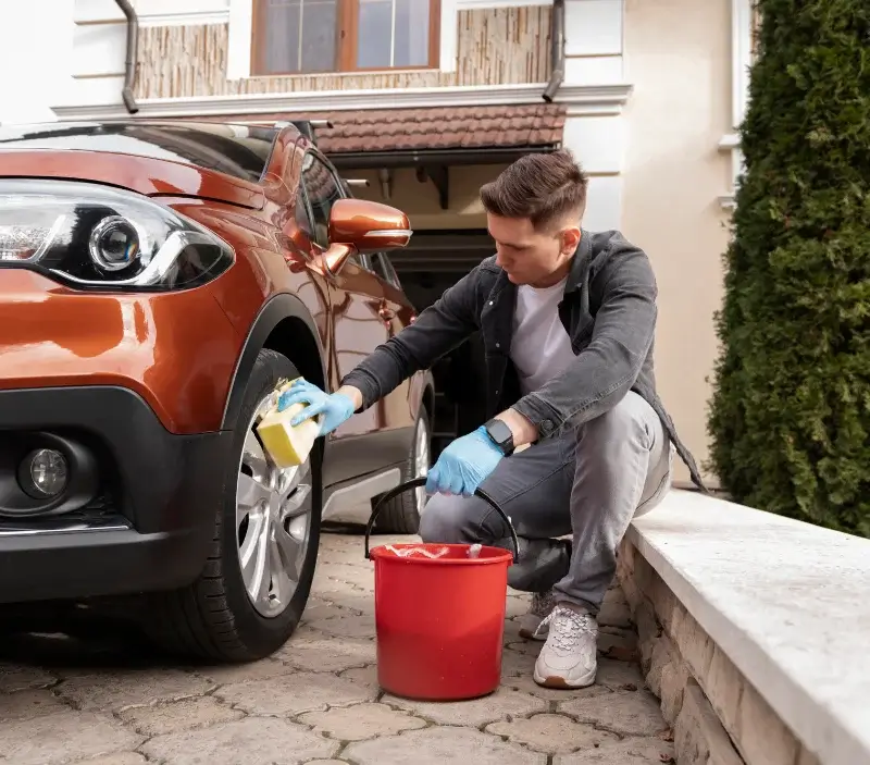 Lavage auto à domicile Dommartin-aux-Bois : professionnel intervenant sur un véhicule